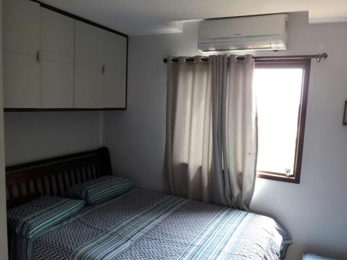 Giường trong phòng chung tại Flat condomínio paraíso serra negra