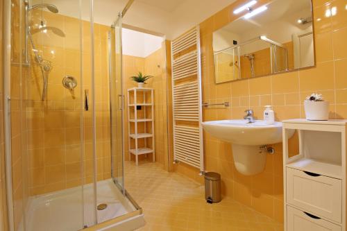 Ένα μπάνιο στο BELLAGIO DREAMS APT, pool, with private garden, near lake