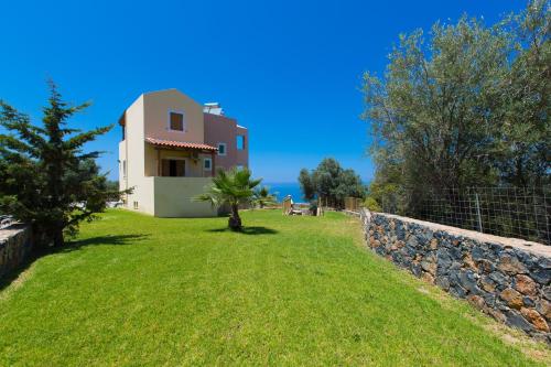 Κήπος έξω από το Maroulas Villas Ioanna & Stavros, Private Pools, BBQ & SeaView, By ThinkVilla