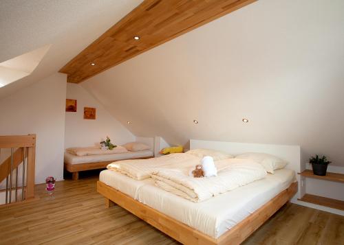 ein Schlafzimmer mit einem Bett mit einem Teddybär drauf in der Unterkunft Ferienwohnung Rothaarsteig in Winterberg-Neuastenberg in Winterberg
