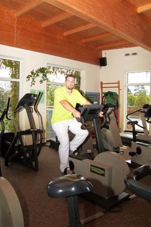 a man in a gym on a treadmill at Villa Vier Jahreszeiten in Crimmitschau