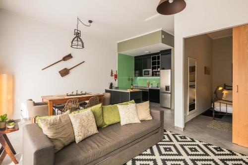 uma sala de estar com um sofá e uma cozinha em Merc Porto Ribeira`s Place no Porto