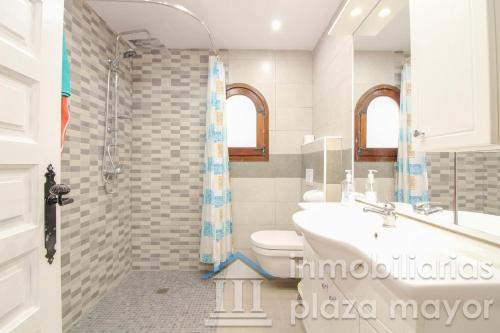 Koupelna v ubytování Villa con piscina privada Maryvilla 4508