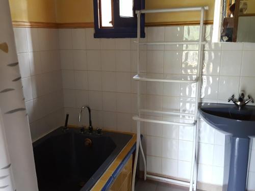 een badkamer met een bad en een wastafel bij L'OLIVERAIE EN PROVENCE in Lambesc