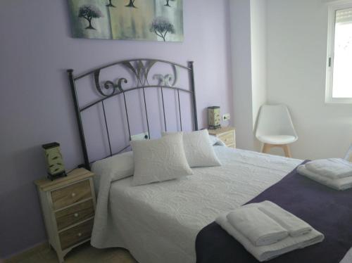 une chambre avec un grand lit avec deux serviettes dessus dans l'établissement Casa Comendador, à Retuerta de Bullaque