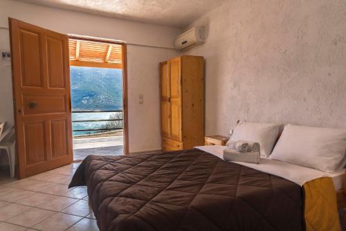 Un dormitorio con una cama grande y una ventana en Amazing view apartment en Plataria
