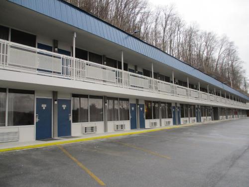 an empty parking lot in front of a building at Motel 6-Chilhowie, VA in Chilhowie