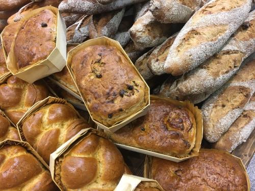 B&B le Quinquet في Les Bois: تكدس أنواع مختلفة من الخبز والمعجنات