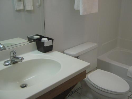 Bilik mandi di Super 8 by Wyndham Ottawa Starved Rock