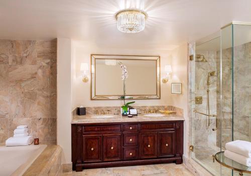 uma casa de banho com uma banheira, um lavatório e um chuveiro em Trump National Doral Golf Resort em Miami