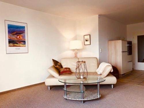 - un salon avec un canapé et une table dans l'établissement Holstengang 32 1 Zimmer FEWO, à Flensbourg
