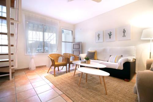een woonkamer met een bank en een tafel bij Apartamento El Cabo l in San José