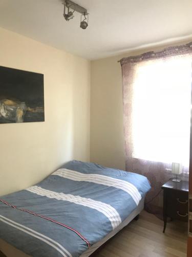 a bedroom with a bed and a window at Apartament Rodzinny S8 in Kalisz