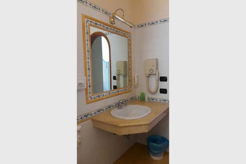 A bathroom at Hotel Ristorante La Tartaruga