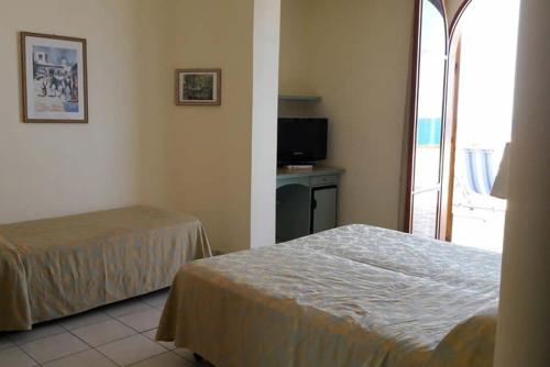 A bed or beds in a room at Hotel Ristorante La Tartaruga