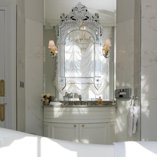 une salle de bain avec un lavabo et un miroir dans l'établissement Château de Beauvais, à Azay-sur-Cher