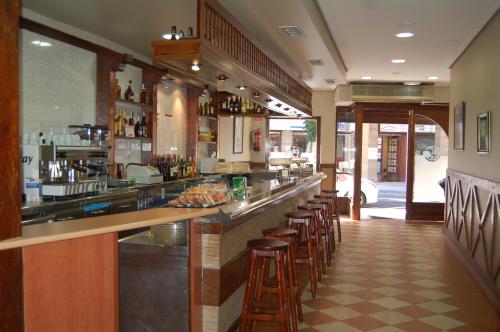 un bar en un restaurante con taburetes en Bar Pensión Restaurante Bidasoa en Irún