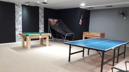 a ping pong table in a room with a ping pong ball at Condado Aldeia dos Reis 205 e 213 in Mangaratiba