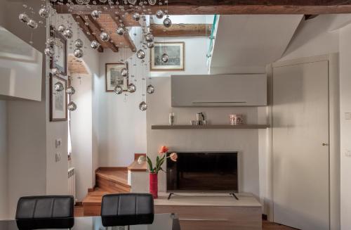 een woonkamer met een open haard en een tafel en stoelen bij Torretta Via della Viola Appartamento in Perugia