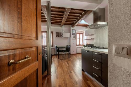een keuken met houten kasten en een eetkamer bij Torretta Via della Viola Appartamento in Perugia