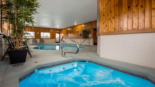 a large blue tub in a room with two pools at Best Western McMinnville Inn in McMinnville
