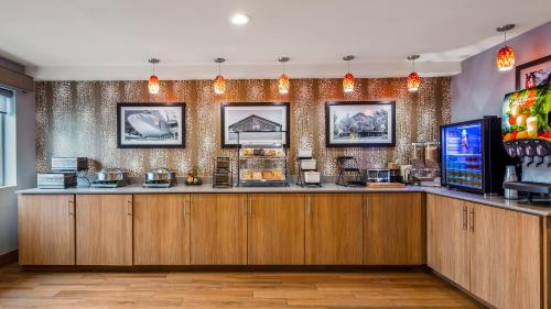 a bar in a restaurant with a counter at Best Western McMinnville Inn in McMinnville
