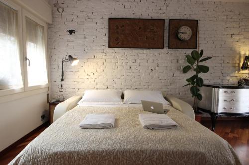 una camera con un letto e un computer portatile di CASA-MIA Apartment a Mestre