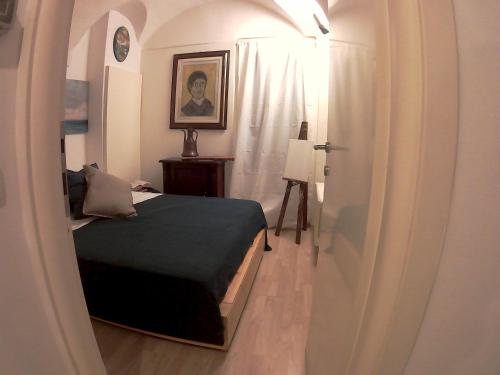 - une petite chambre avec un lit et une fenêtre dans l'établissement Maison del marinaio, à Bordighera