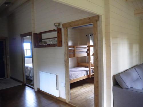 Zimmer mit 2 Etagenbetten und einem Sofa in der Unterkunft Rodeen in Castletownbere
