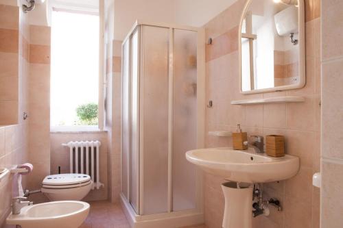 ein Bad mit einem WC, einem Waschbecken und einer Dusche in der Unterkunft Cleo Giglio in Ancona
