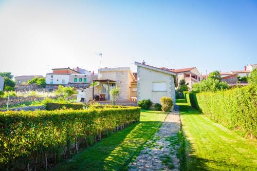 a garden with green hedge and a house at Los Chendas in Villanueva de Ávila