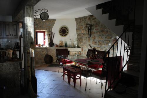 a kitchen with a table and chairs in a room at Casa da Azenha in Sortelha