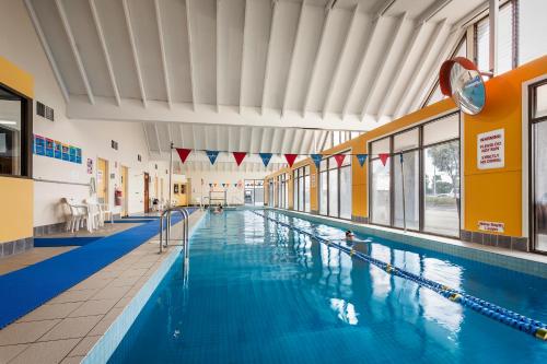 una gran piscina en un edificio en Quest Sanctuary Lakes, en Point Cook