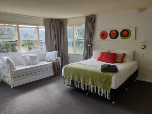 una camera con letto, divano e finestre di 21morero a Taumarunui