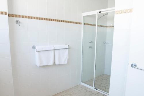 Un baño de Rockpool Motor Inn