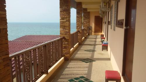 Un balcón o terraza de First Villa Beach Resort
