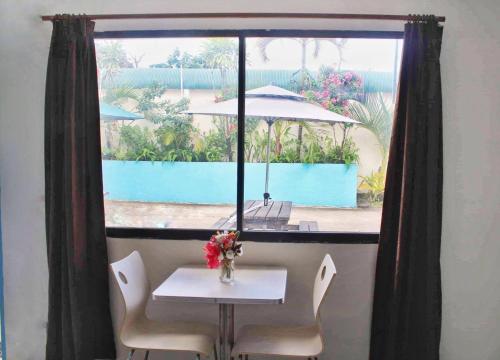 Bazén v ubytování Pacific Paradise Motel nebo v jeho okolí