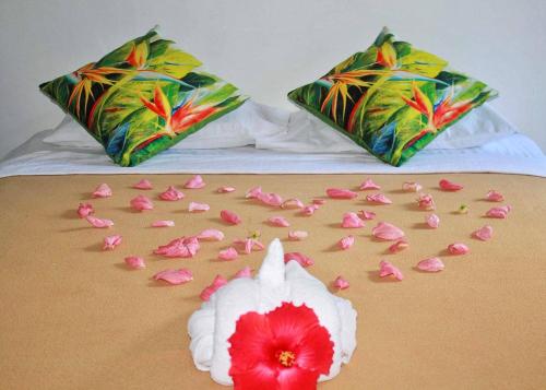 Un pat sau paturi într-o cameră la Pacific Paradise Motel