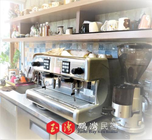 東港的住宿－玉灣鵬灣民宿Jade Bay B&B，厨房的柜台上配有咖啡机