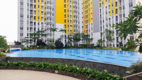 una gran piscina en medio de edificios en Furnished Studio Apartment The Springlake Summarecon Bekasi By Travelio, en Bekasi