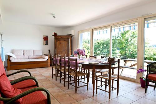a dining room with a table and chairs at Chambres d'Hôtes Relais Milord in Estialescq