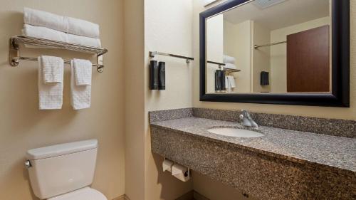 A bathroom at Best Western Plus Chain of Lakes Inn & Suites