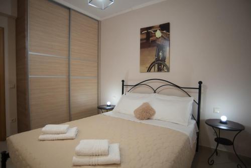 1 dormitorio con 1 cama con 2 toallas en Lefkas Vacation House, en Exanthia