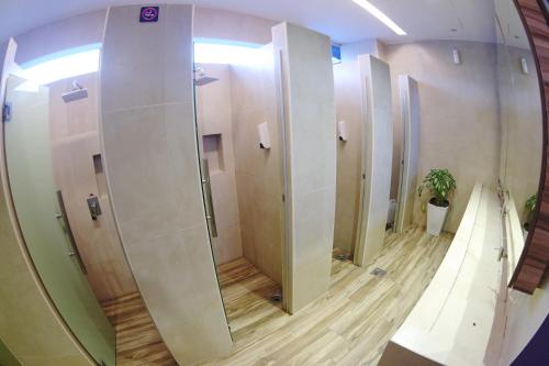 Bilik mandi di HereHotel Dormitory