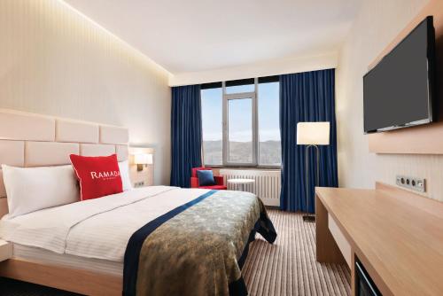 Postel nebo postele na pokoji v ubytování Ramada by Wyndham Sivas