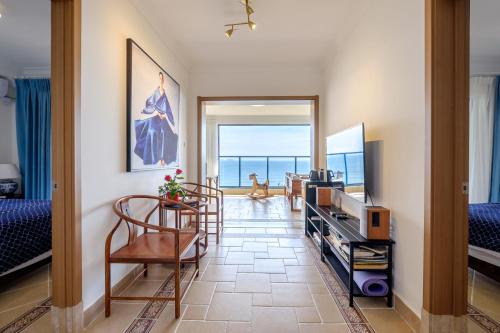 Μια τηλεόραση ή/και κέντρο ψυχαγωγίας στο Listen to the Sea Apartment