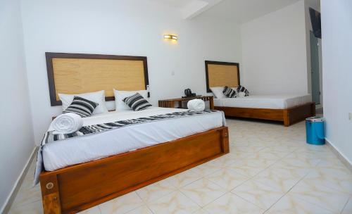 une chambre avec deux lits dans une pièce dans l'établissement Vendol Sky Resort, à Kandy