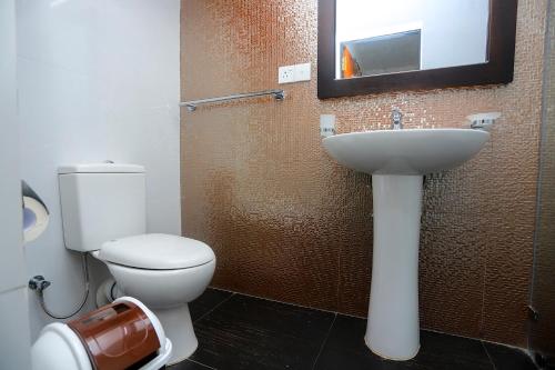 une salle de bain avec toilettes et lavabo dans l'établissement Vendol Sky Resort, à Kandy