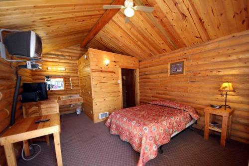 Bear Country Cabin #3 – Photos 3
