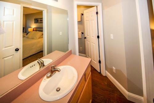 A bathroom at Harbor Village Pool Building Condo 107